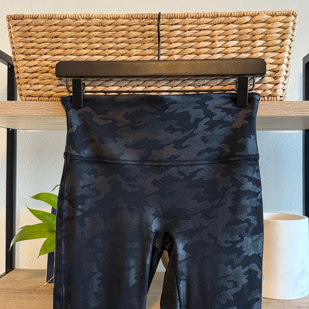 Spanx Mid-Rise 20185R Faux Leather Matte Black Camo Leggings, M $110 - Image 5