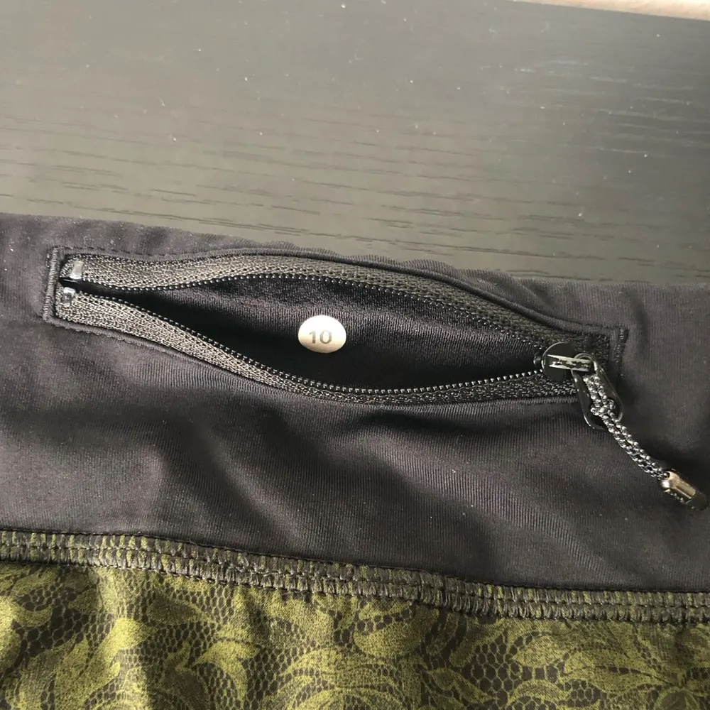 Lululemon Speed Shorts Green Lace Medium 10 - Image 5