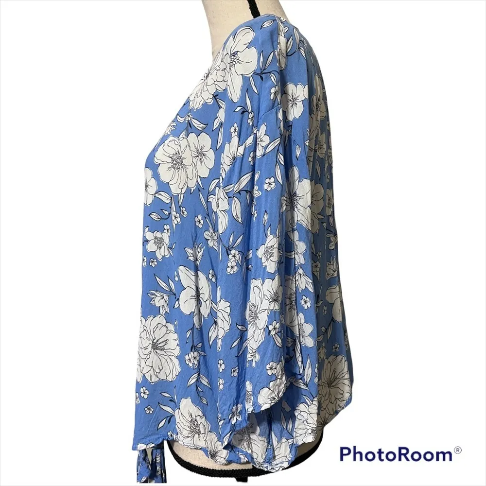 Rue21 large women’s blue black white v-neck blouse floral print tie bottom - Image 3