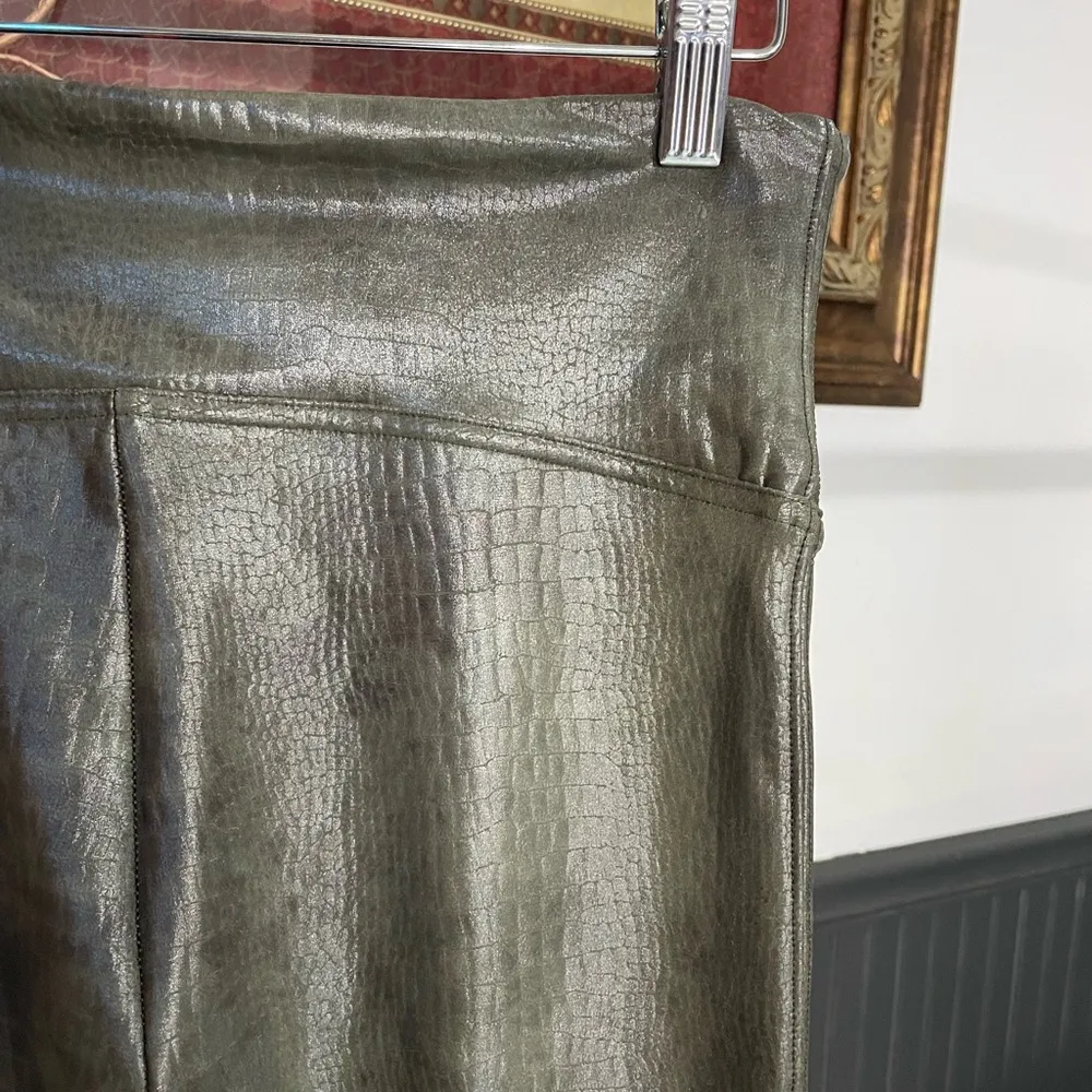 SPANX Faux Leather Croc Shine Leggings - Dark Olive Green - Sz Med 🧡🎀 - Image 8