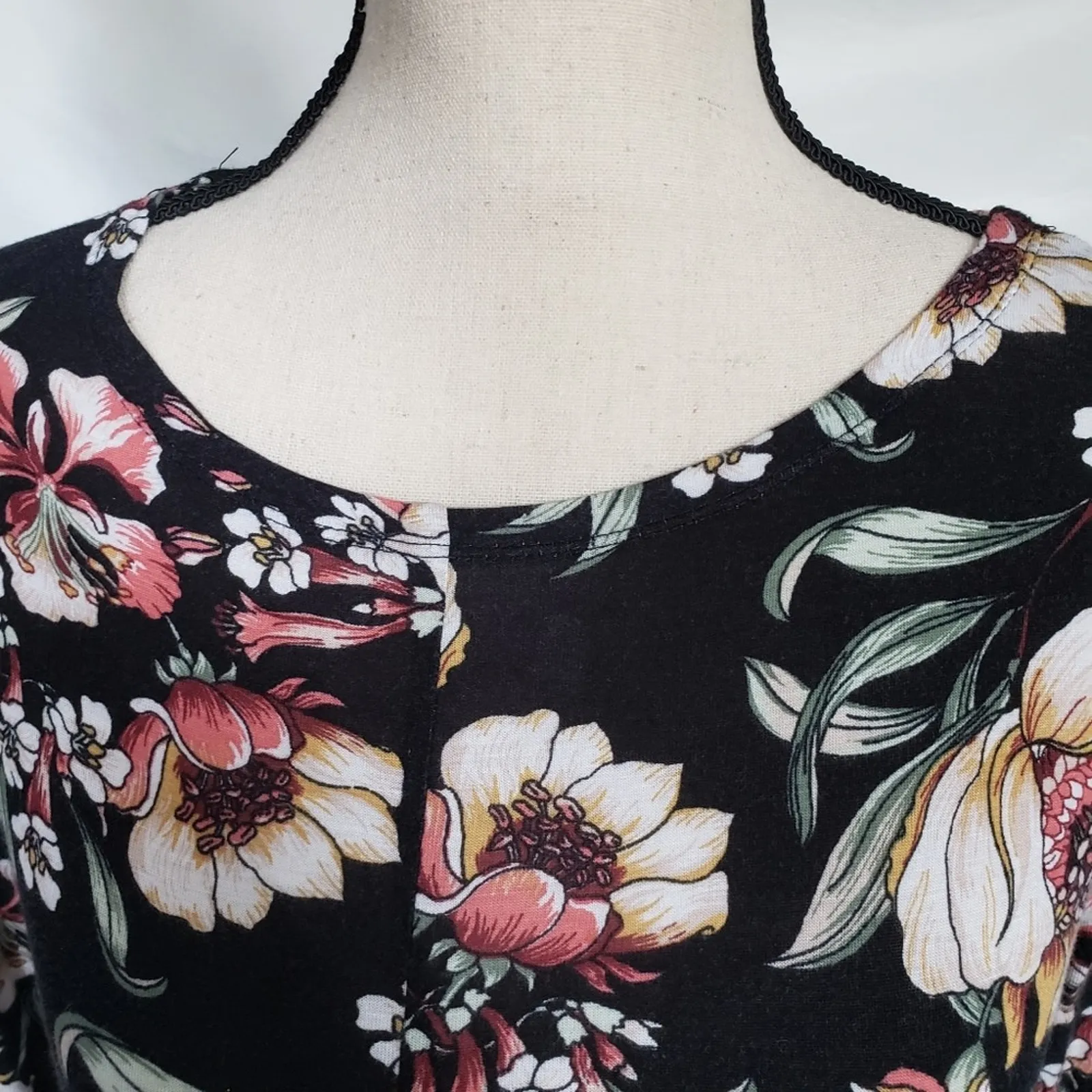 Urban Girl Twist Front Womens Top Sz S Floral Boho Cottage Core Stretch Romantic - Image 3
