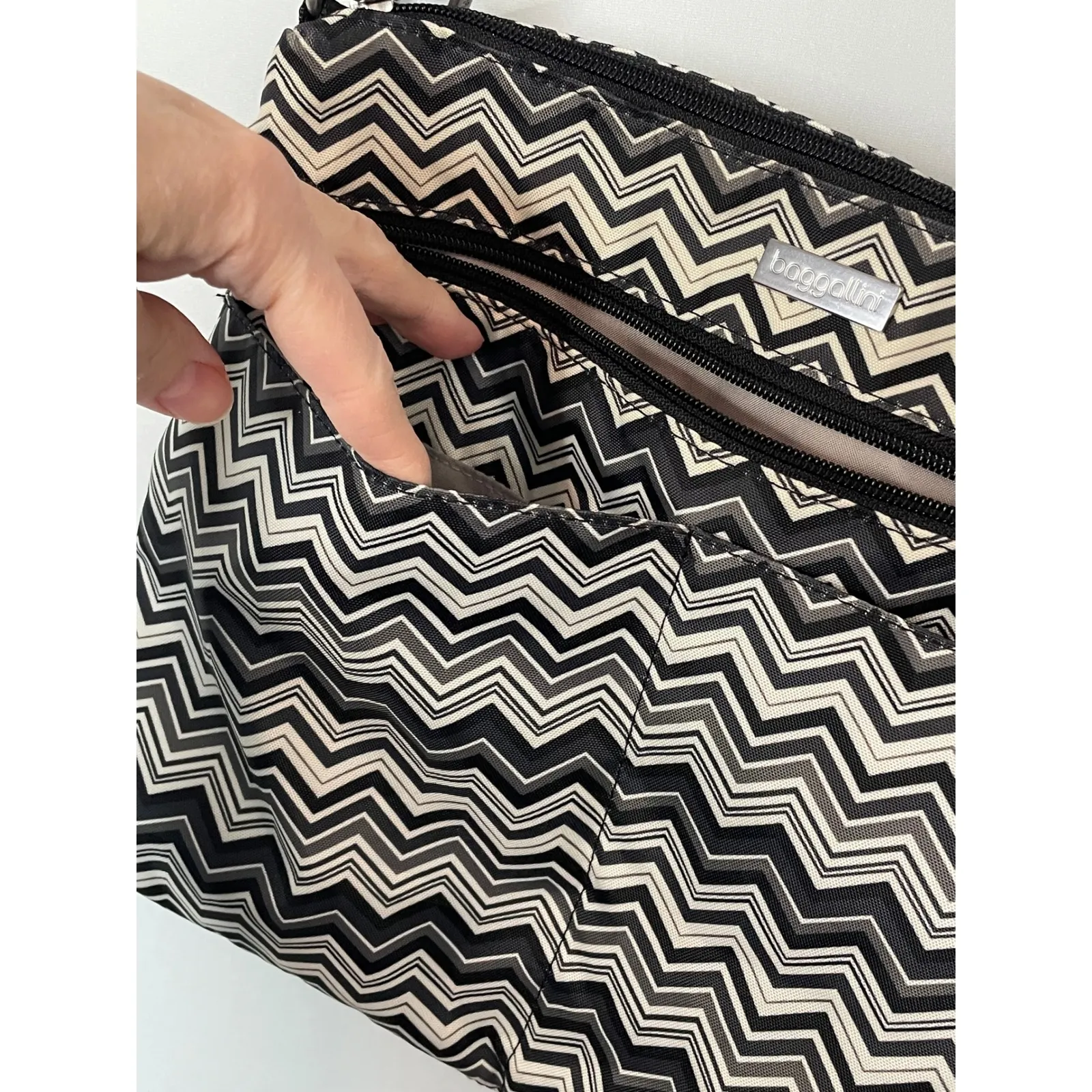Baggallini Chevron Zigzag Pattern Crossbody Bag Black White Tan Shoulder Bag - Image 3