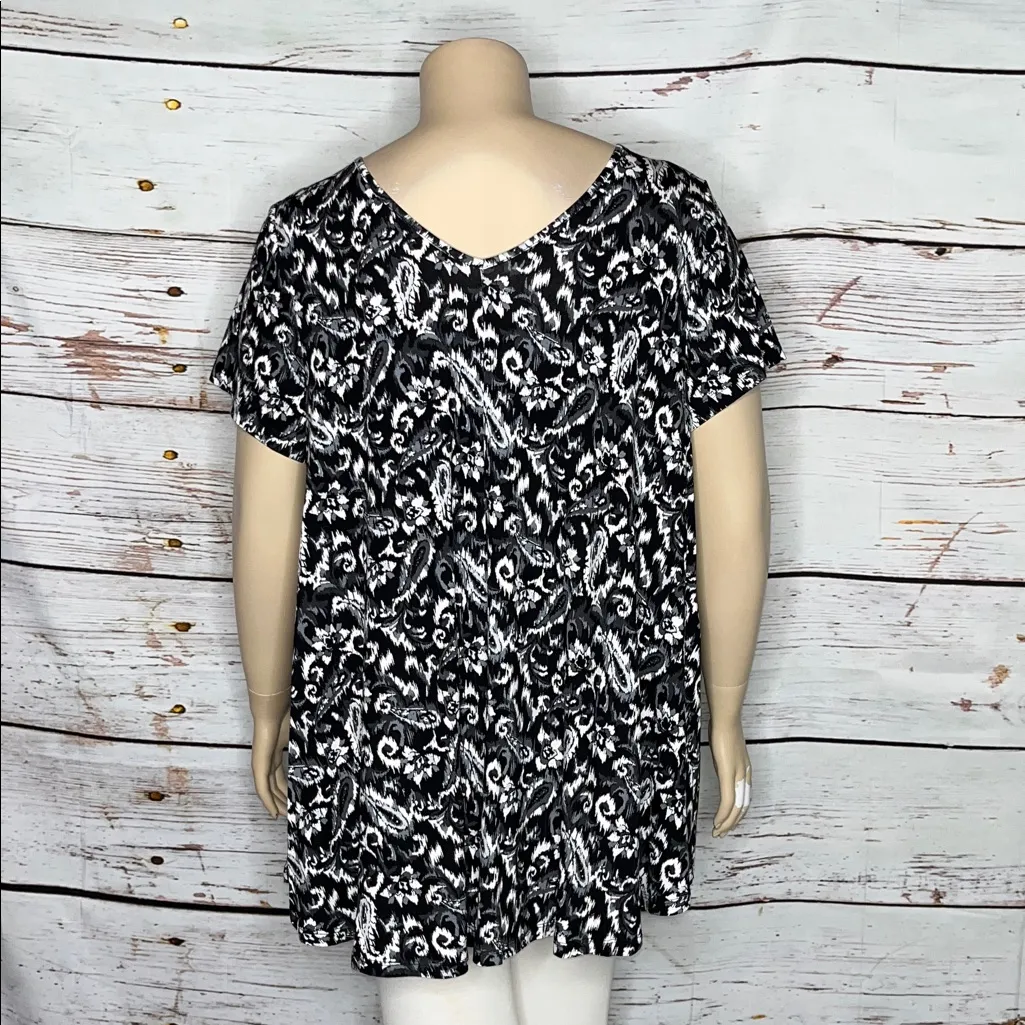 Roaman's NWT Size 22/24 1X Black & White Paisley Print Swing Hem Knit Top Blouse - Image 3