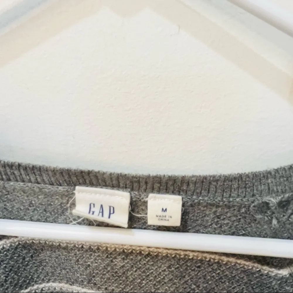 Gap gray and white Vneck stripe sweater sz Medium - Image 2