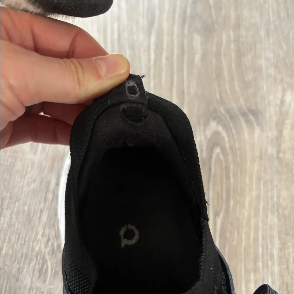 On Running Black and White Sneakers Size 9 - Image 2