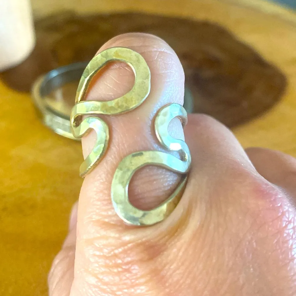 VINTAGE SERPENTINE HAMMERED ADJUSTABLE RING with unbranded bracelet bundle - Image 5
