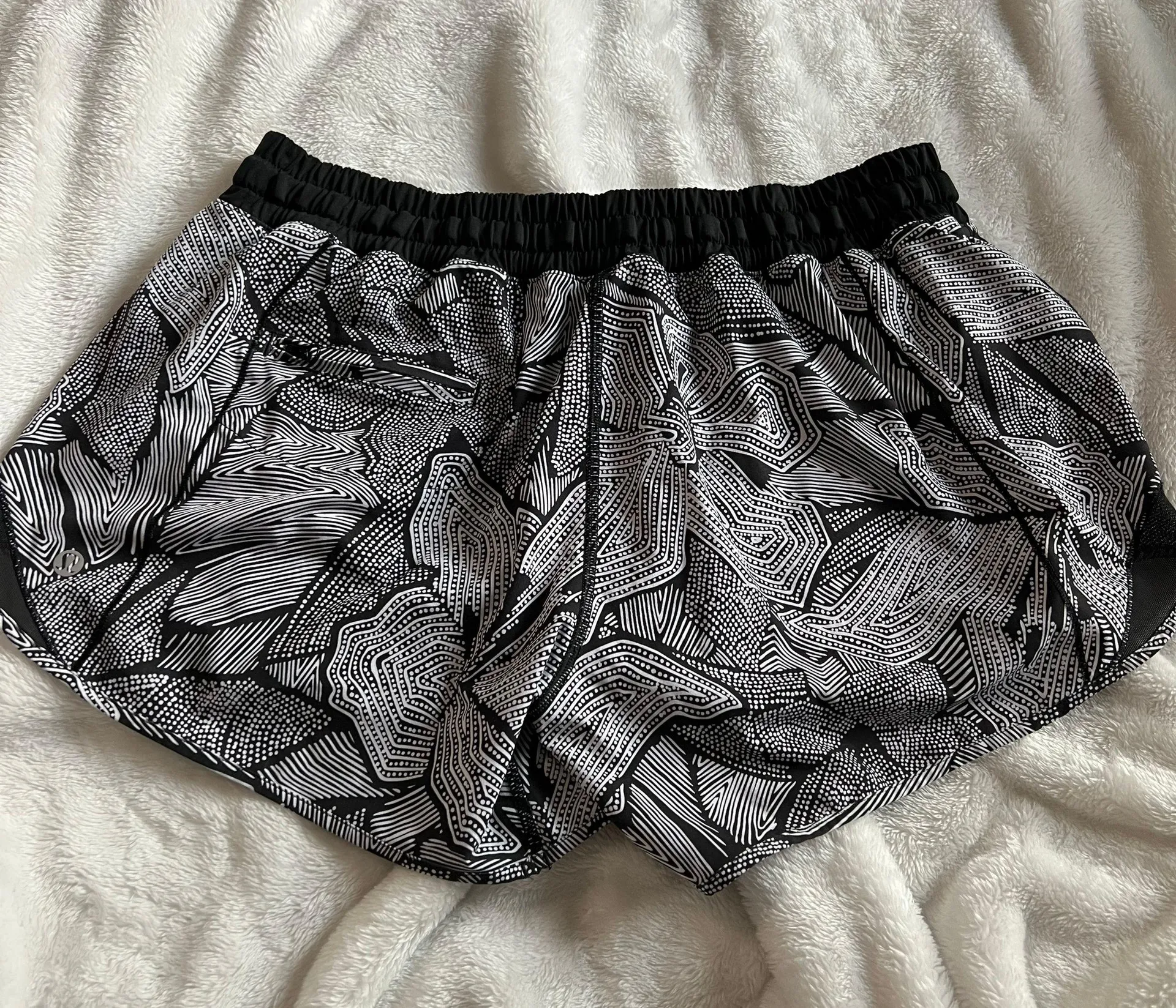 Lululemon black and white shorts - Image 2
