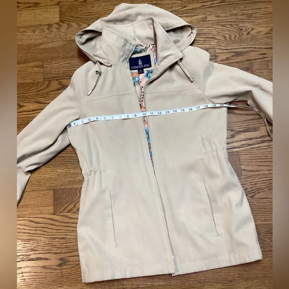 London Fog  coat. Size Small. Tan/Camel - Image 7