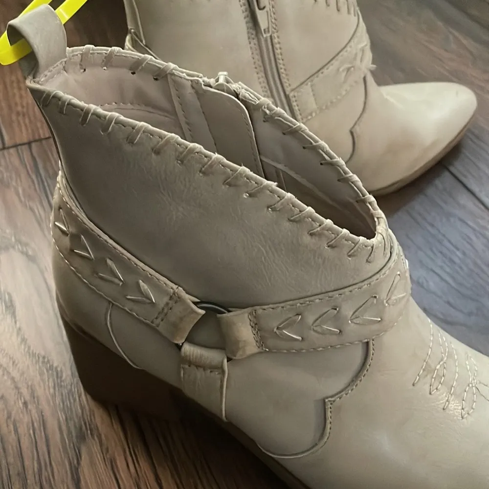 Frye and Co. Boots Distressed Cream Ankle Pointy western Palma shoe New size 9.5 - Image 4