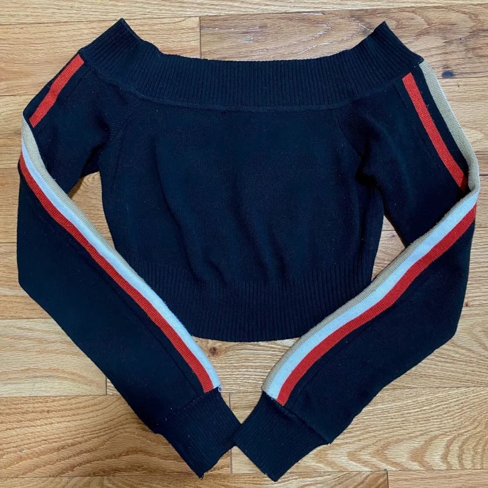 LF Cropped Off the shoulder Sweater - Image 8