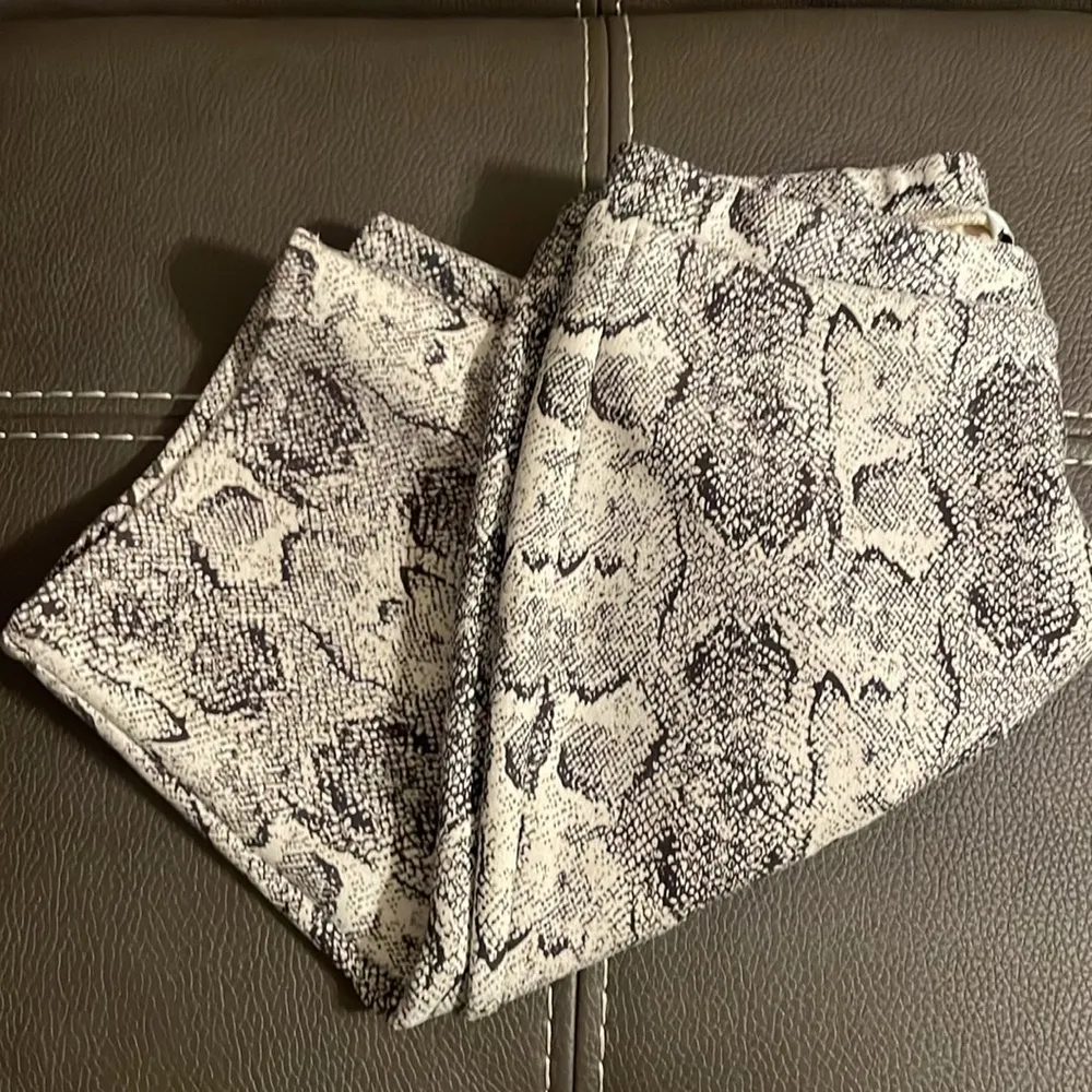 Lush size small compression Bermuda/biker shorts,‎ fits. Thick stretchy fabric. - Image 7