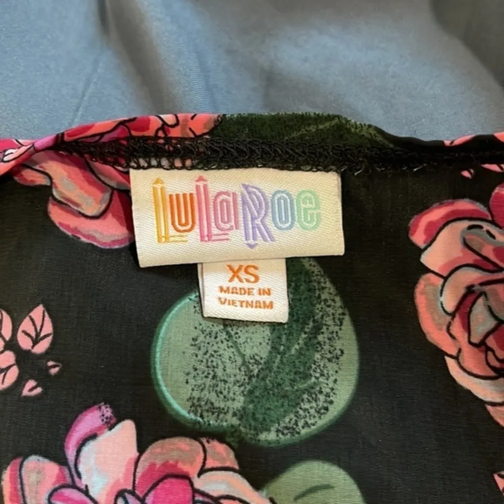 Lularoe Joy Black Pink Floral Long Sleeveless Roses Cardigan Size XS EUC #4321 - Image 5