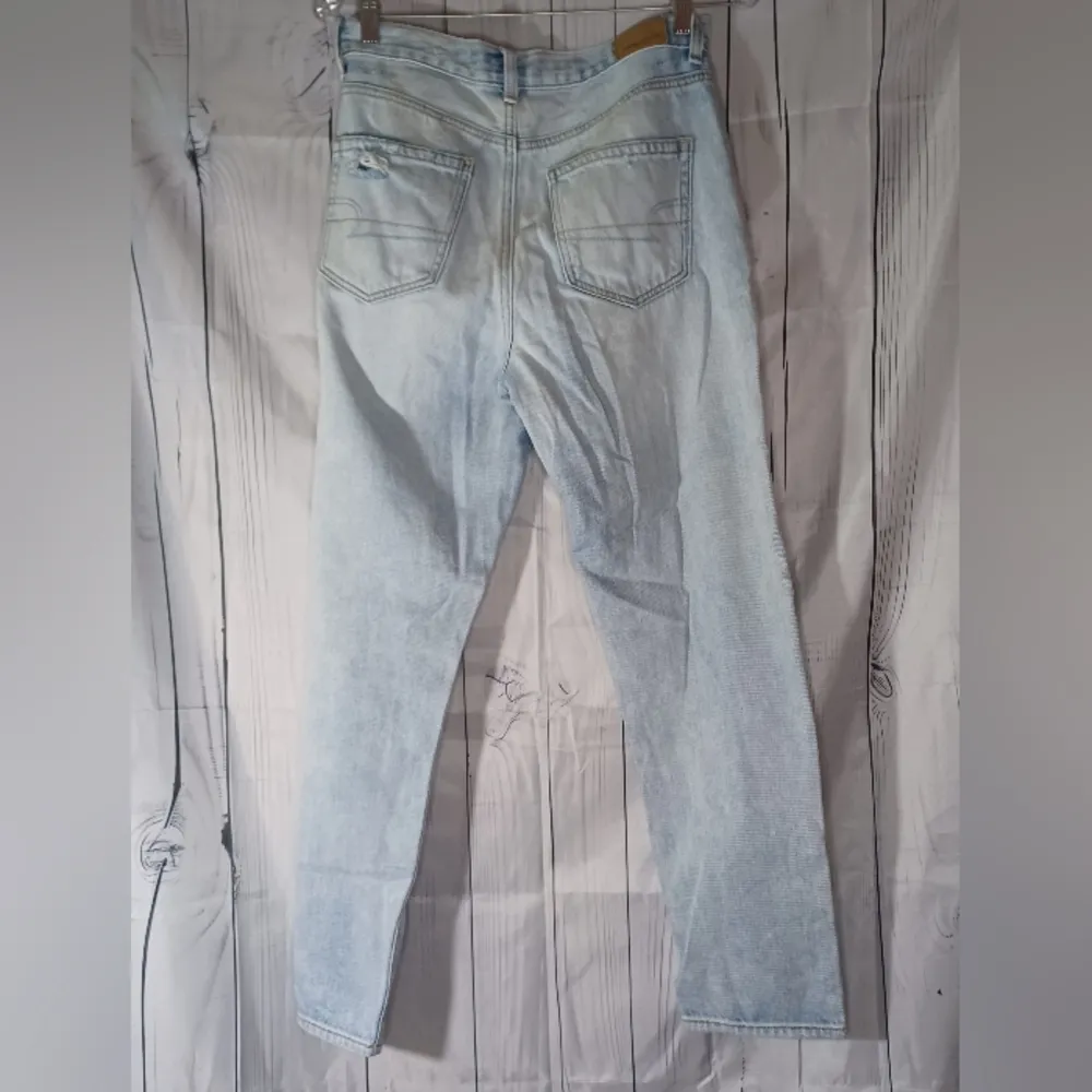 American Eagle Outfitters Lightly Distressed Mom Jeans Light Blue - Image 2