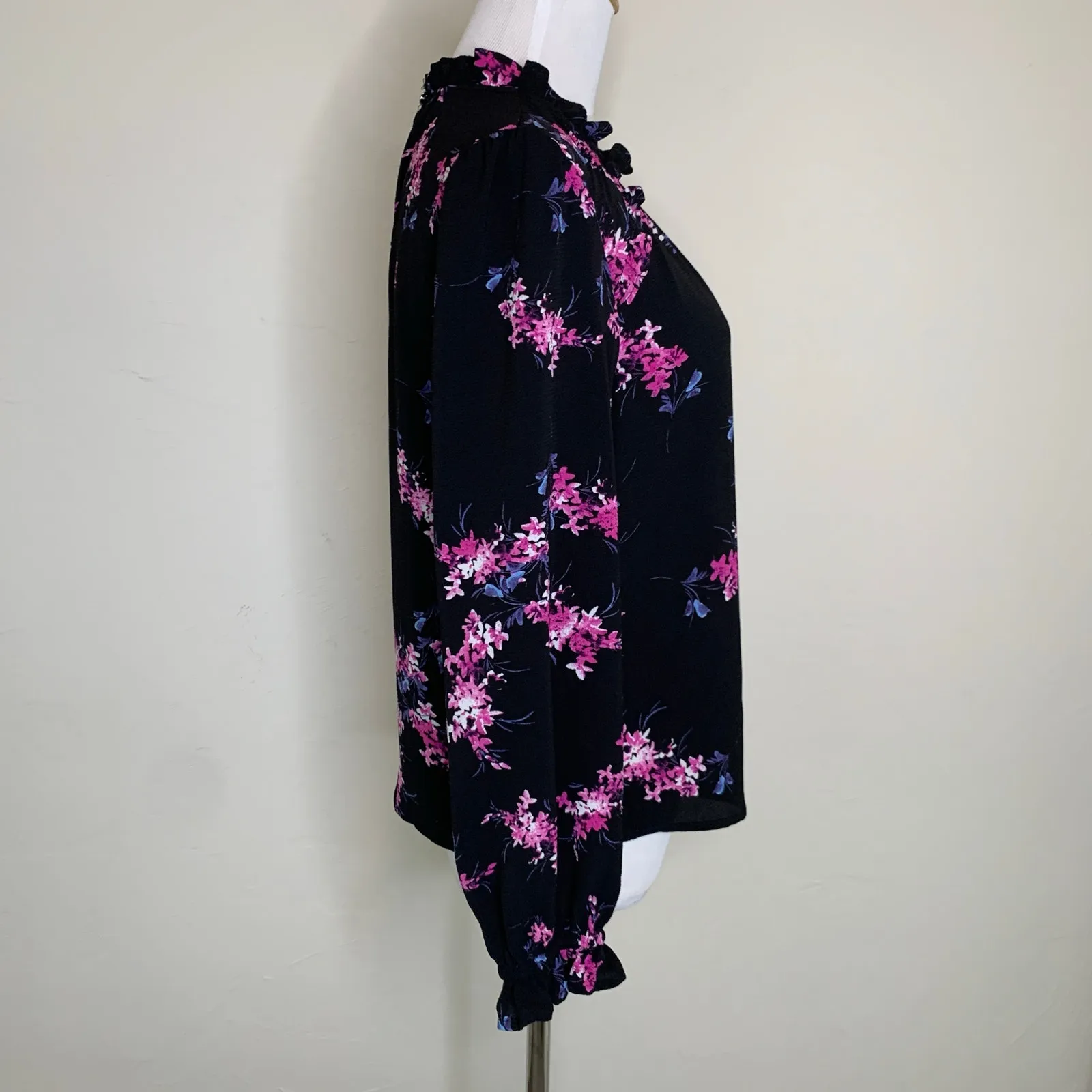 CeCe Black Pink Floral High Neck Ruffle Detail Blouse Size XS - Image 4