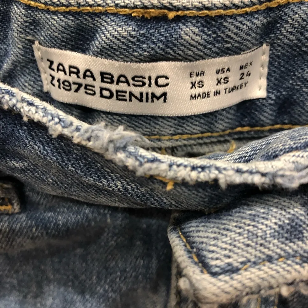 Zara denim mini skirt with floral embroidery sz xs - Image 4