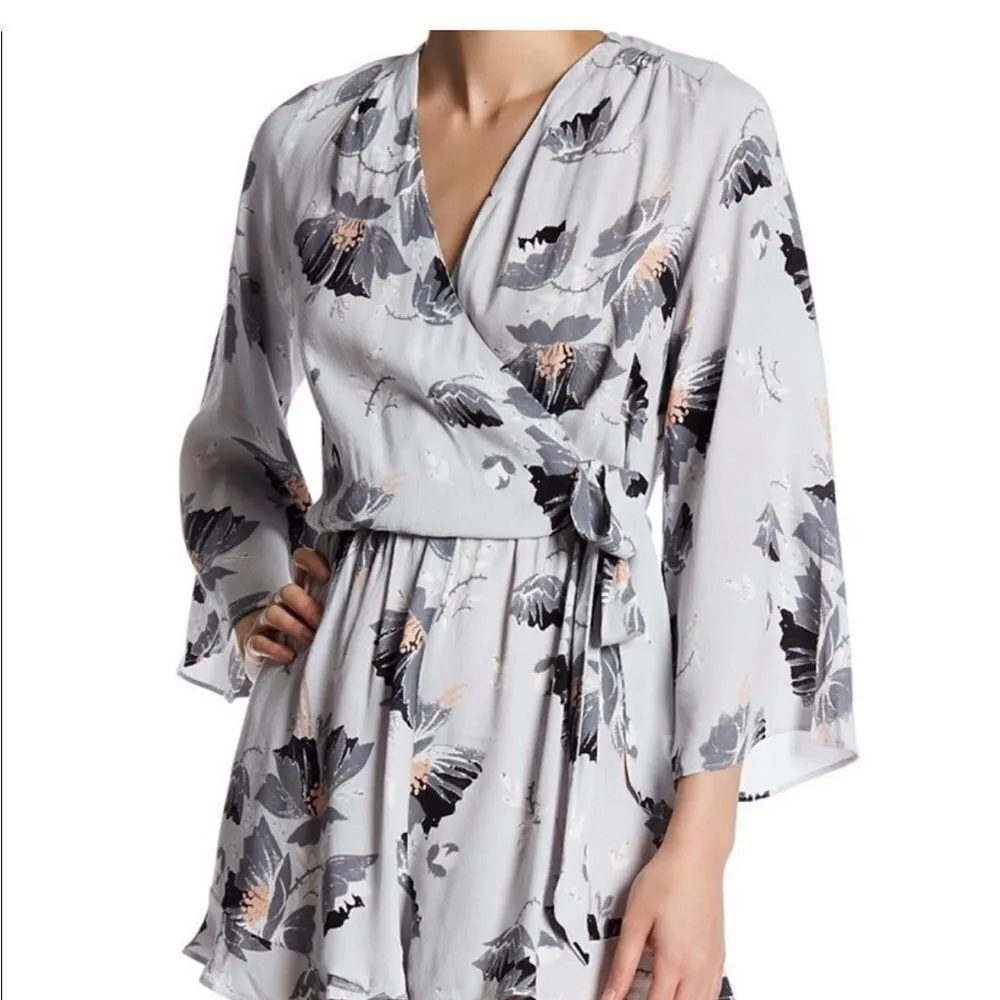 ASTR The Label Floral Romper Gray Poppy Shorts Tie Waist- Size XS - Image 2