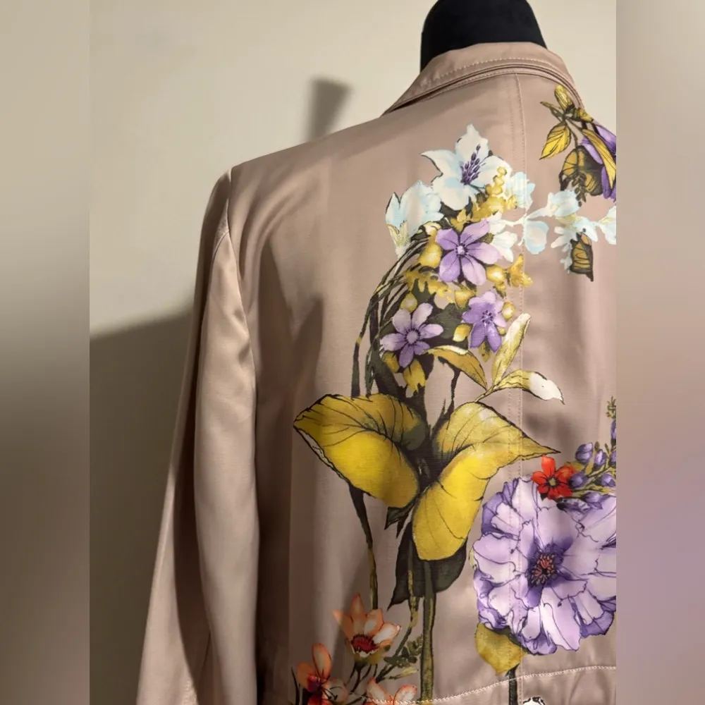 EUC Chico’s Beige and Purple Floral-Print Satin Utility Jacket size 0 - Image 13