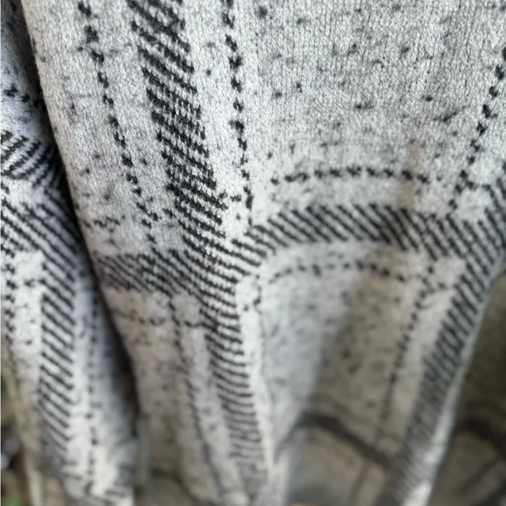 Treasure & Bond Light Gray V-Neck Sweater - Image 7