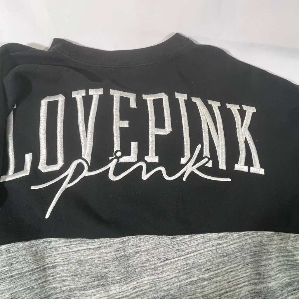 VICTORIA SECERT PINK EMBROIDERY SWEATSHIRT PULL ON 
LG BLACK GRAY & WHITE PREOWN - Image 9