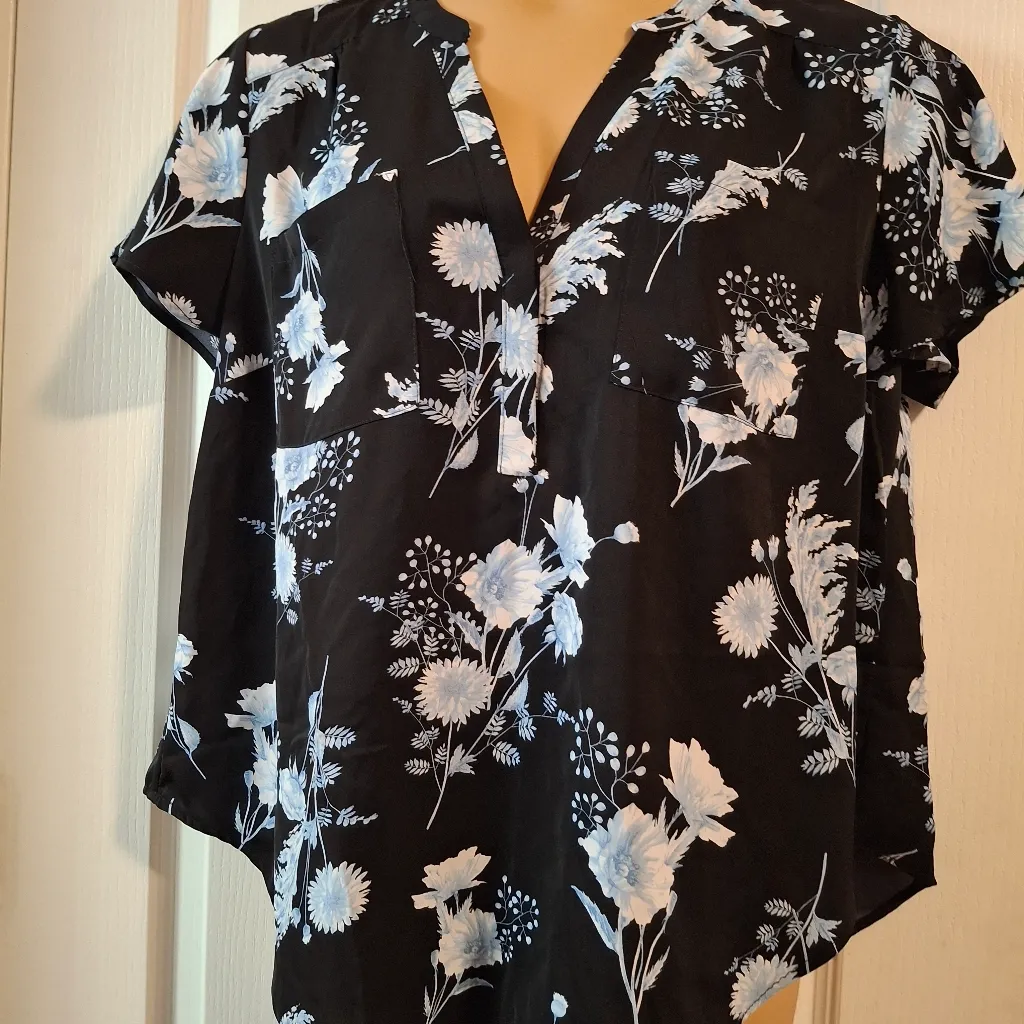 Torrid NWOT Sz  0 Floral Black and White Women's Top - Image 9