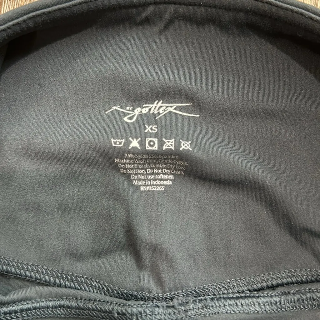 NWOT steel gray capri workout leggings by gotten. Super soft material. Xs - Image 2