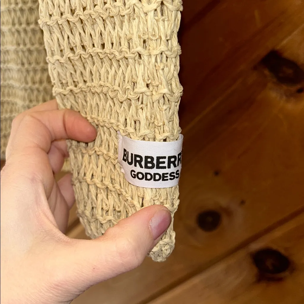 Burberry goddess crocheted weave natural paper straw tote shoulder bag - Image 4