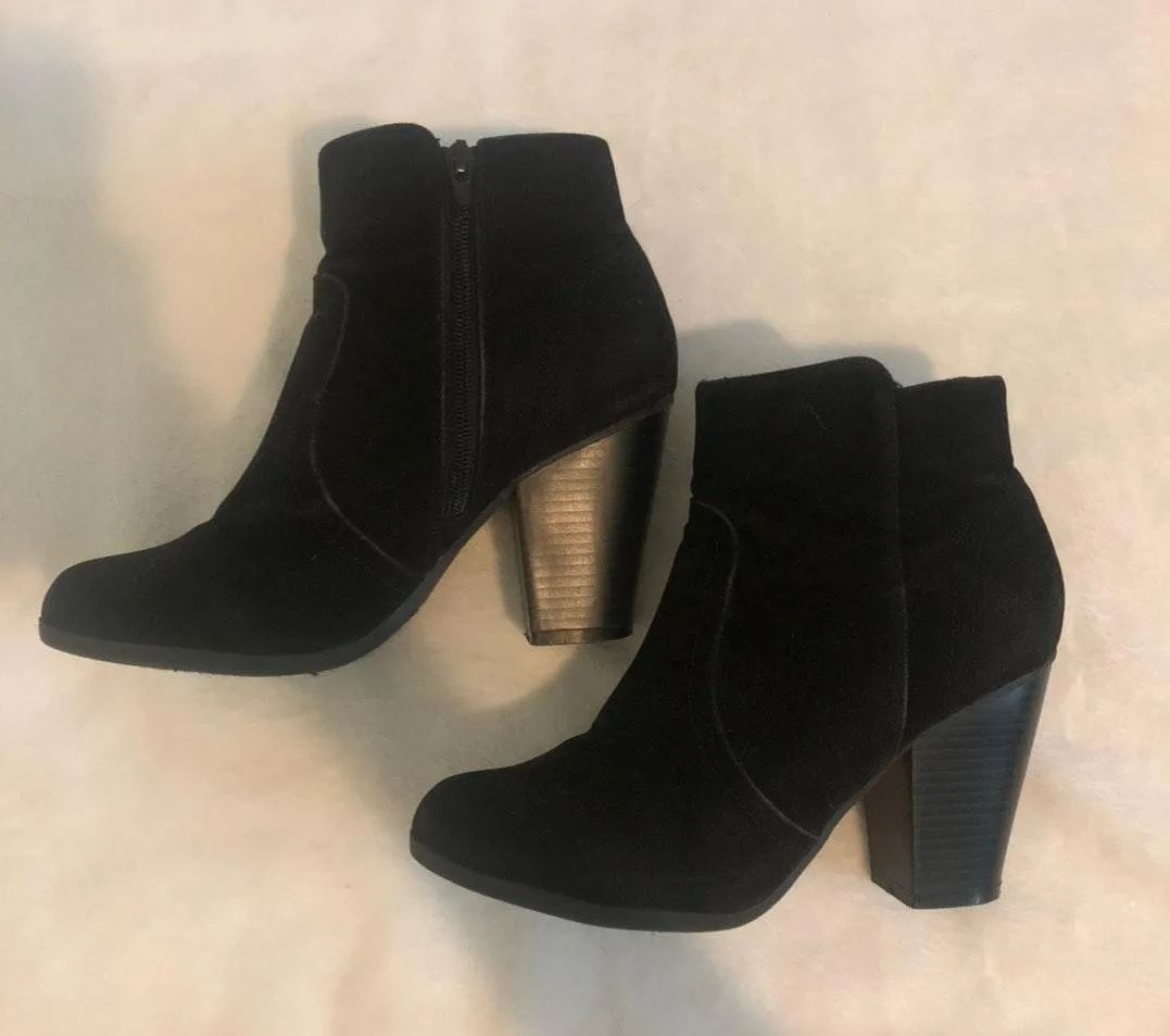 Lulu’s Aubrey Black Suede Ankle Booties - Image 4