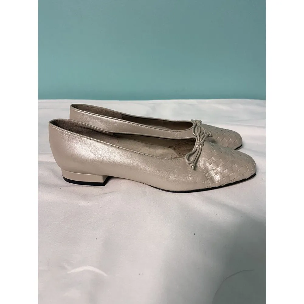 Beautiful VANELI Beige Leather Womens‎ Size 7.5 S SLIM Slip On Flats S - Image 3