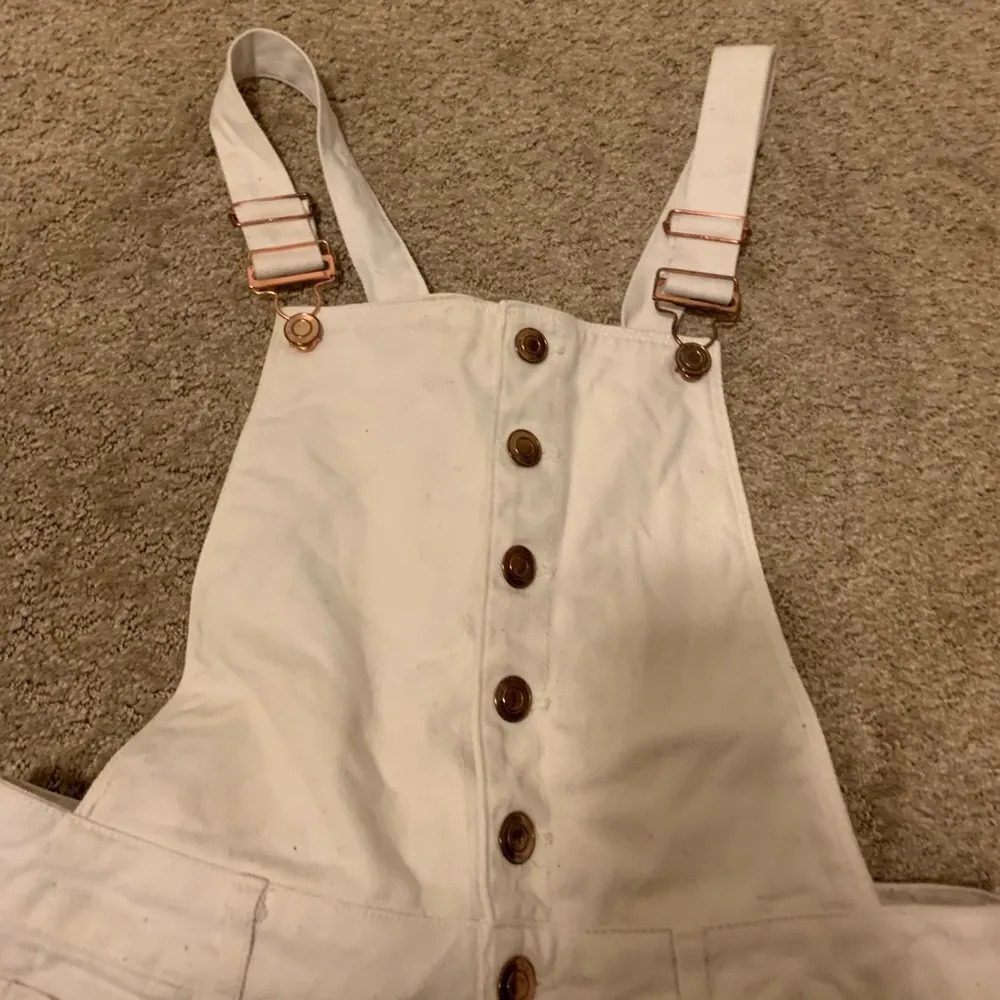 White denim shorts overalls Size 2 - Image 4