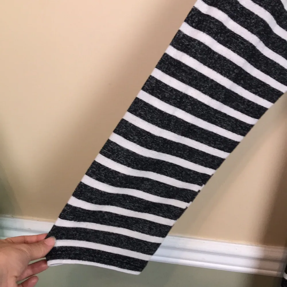 Old Navy Women’s Striped Knit Gray White Long Sleeve Tunic Shirt - Image 4