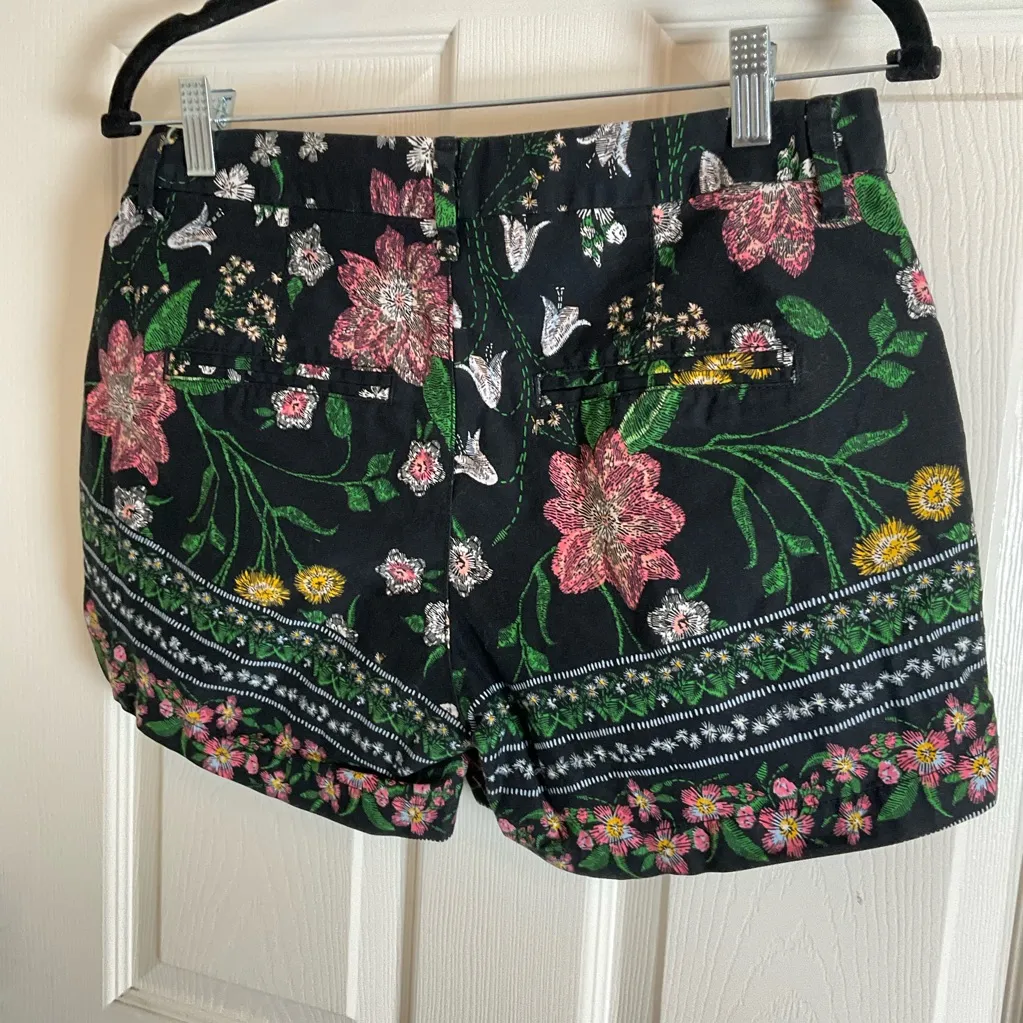 Old Navy Everyday Shorts floral pattern on black with pockets size 4 - Image 4