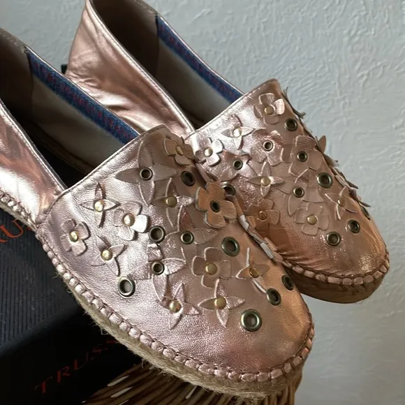 NIB Trussardi Jeans made in Spain leather 3d floral rose gold espadrilles Pink Size 10 - Image 2