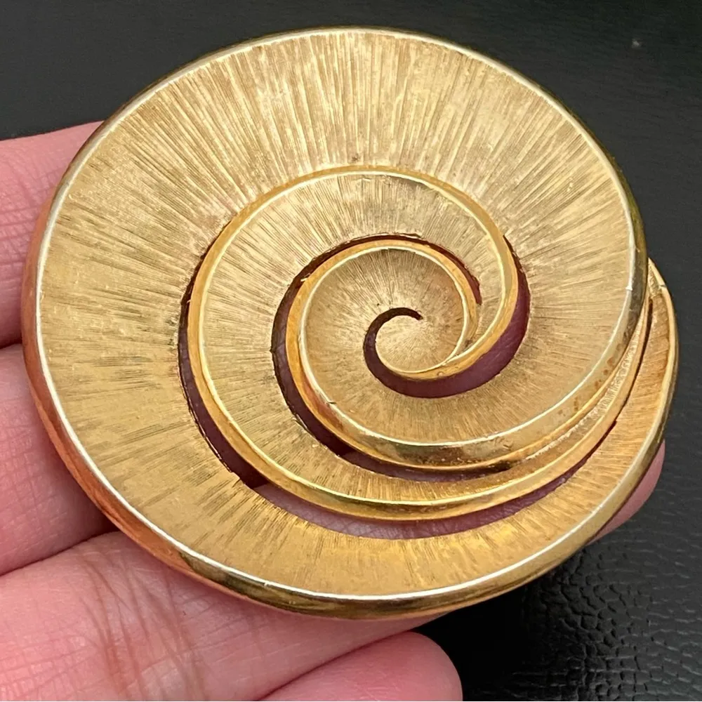 Vintage Crown  Large Swirl Gold-tone Brooch - Image 8