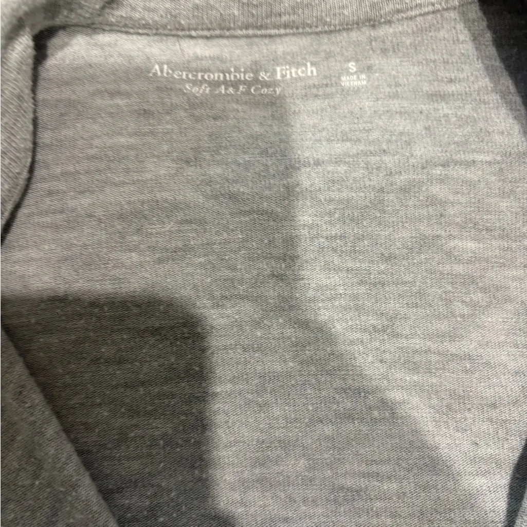 Abercrombie and fitch sz medium soft AF light weight sweater - Image 3
