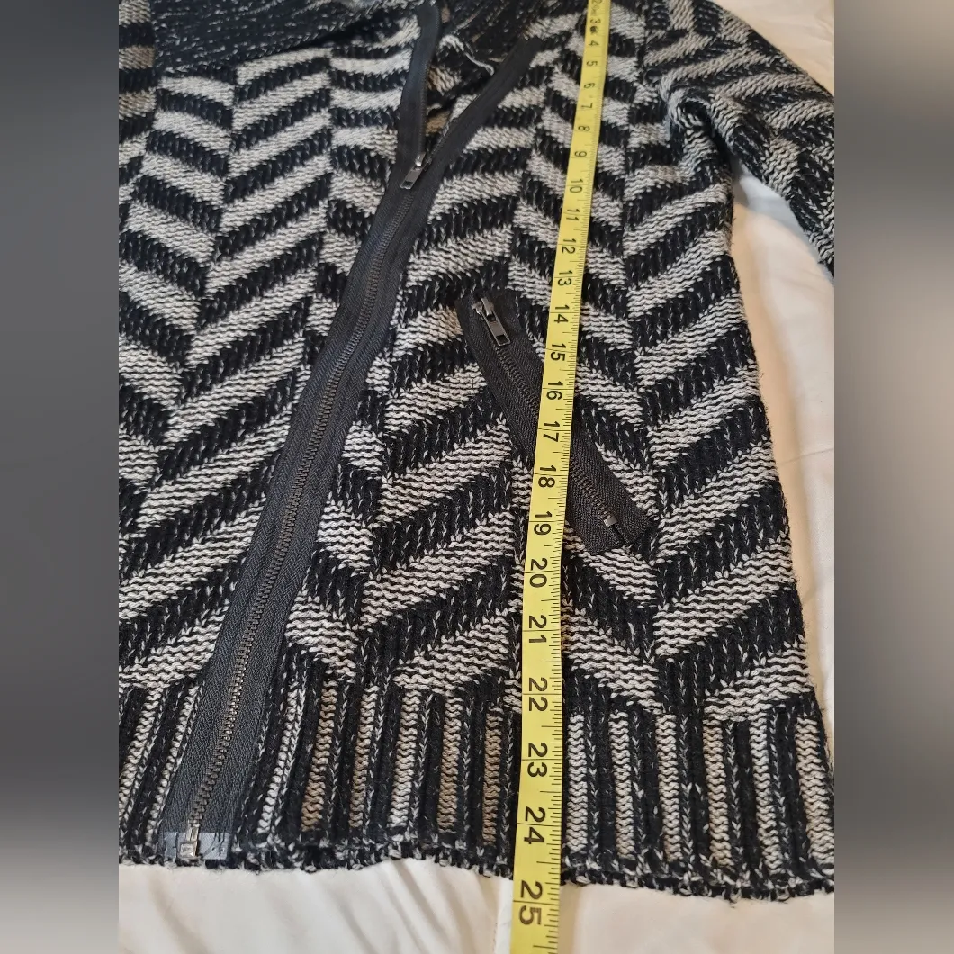 Paper Crane black and gray asymmetrical zip-up cardigan sweater. Size:L - Image 6