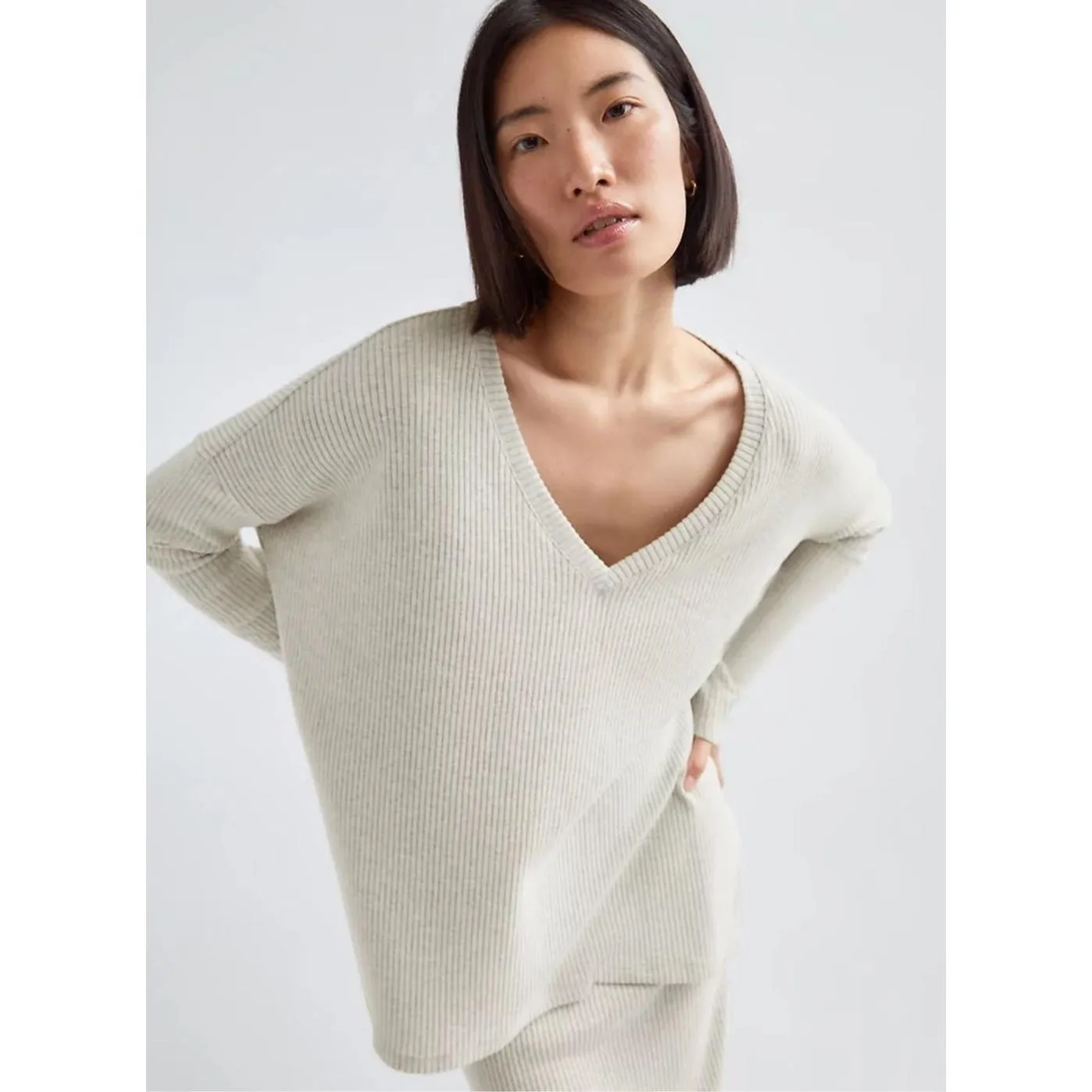 ✨Artizia The Group Babaton Grey Traverse Longsleeve V-Neck Sz 2 Sweatshirt✨ - Image 4