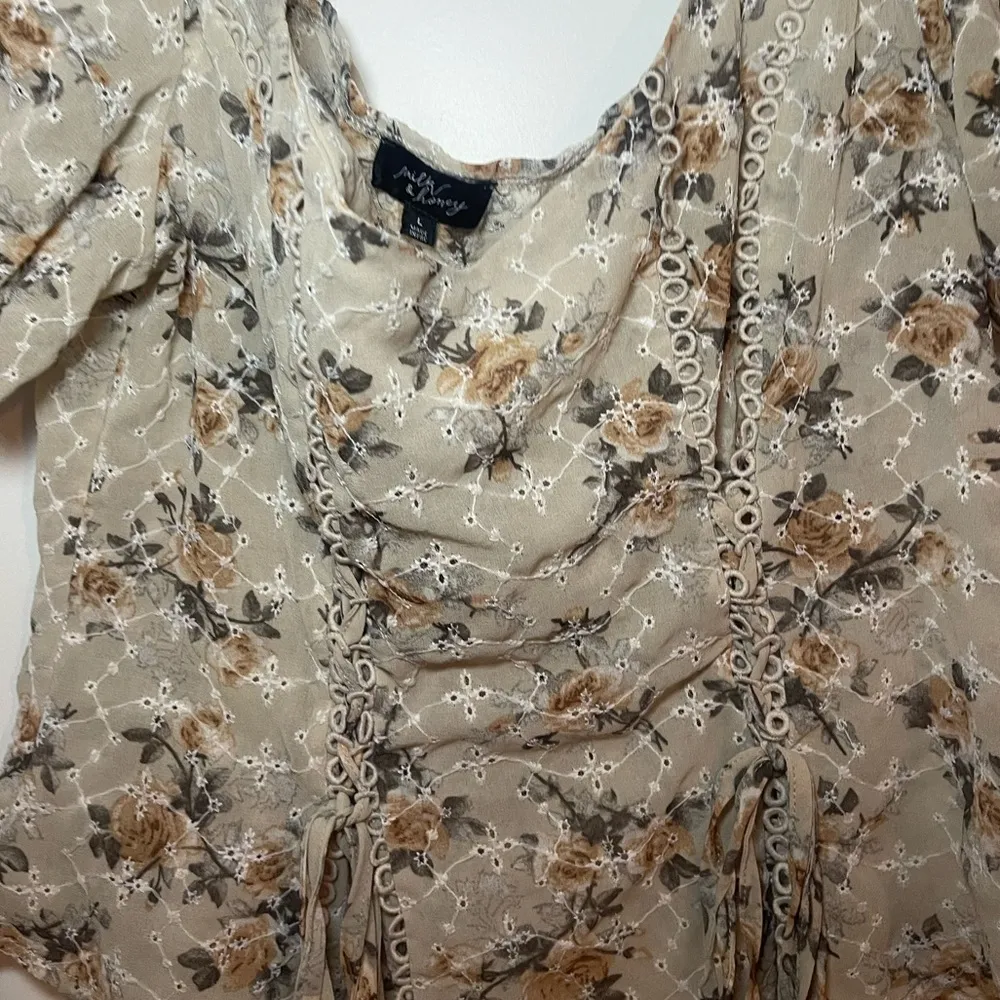 ❤️‍🔥Women’s Milk & Honey Short Sleeve Floral Lace Tie Top Cottagecore Sz L - Image 3