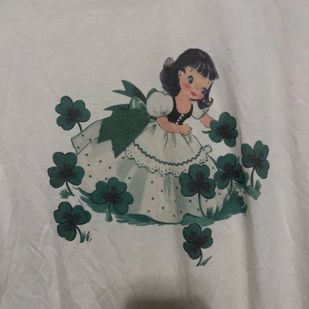 District beige shamrock girl shirt in medium - Image 2