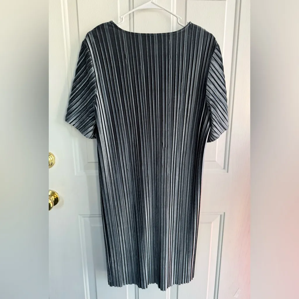 LILLA P Metallic Pleated Shift Dress Gray Silver V - Image 9