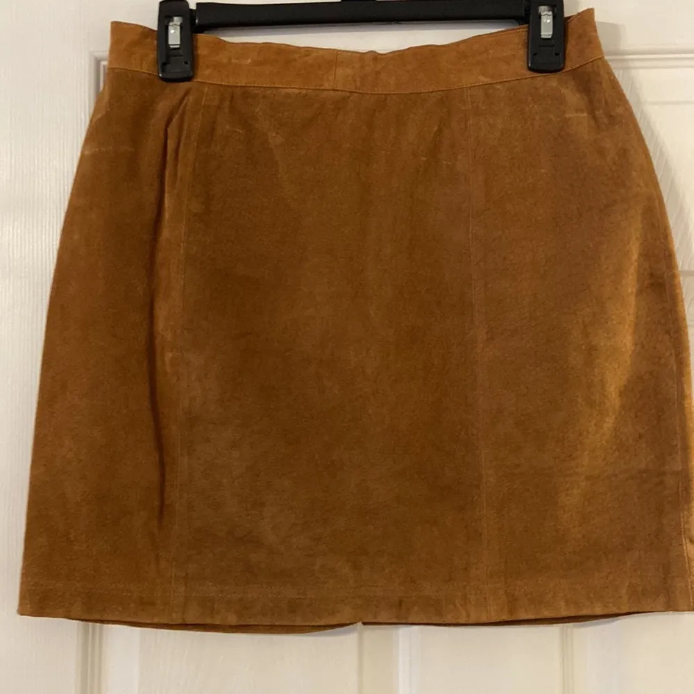 CLEAN LINES LEATHER MINI SKIRT LENGTH 16” WAIST 28/29” COLOR TAN ZIPPER BACK Size undefined - Image 2