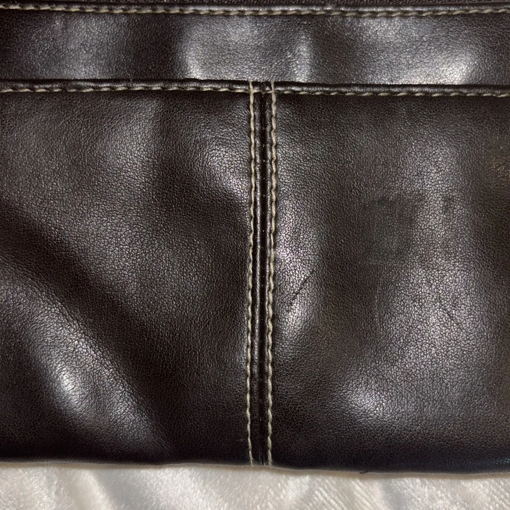 BROWN FAUX LEATHER WRISTLET ONE ZIP POCKET ON OUTSIDE AND FULL ZIPPER CLOSURE - Image 2