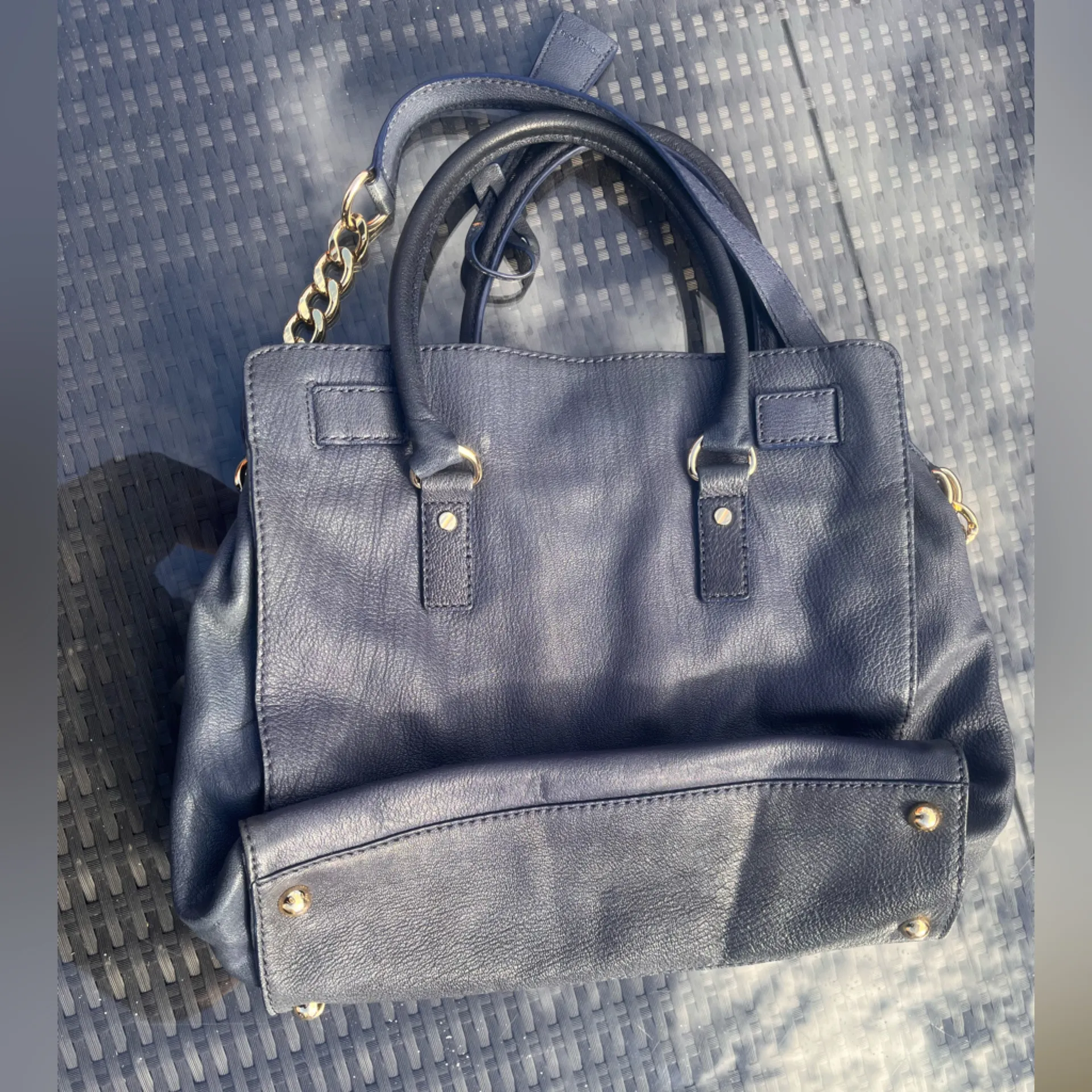 Michael Kors Navy Leather Shoulder Bag with Gold Chain - Image 7