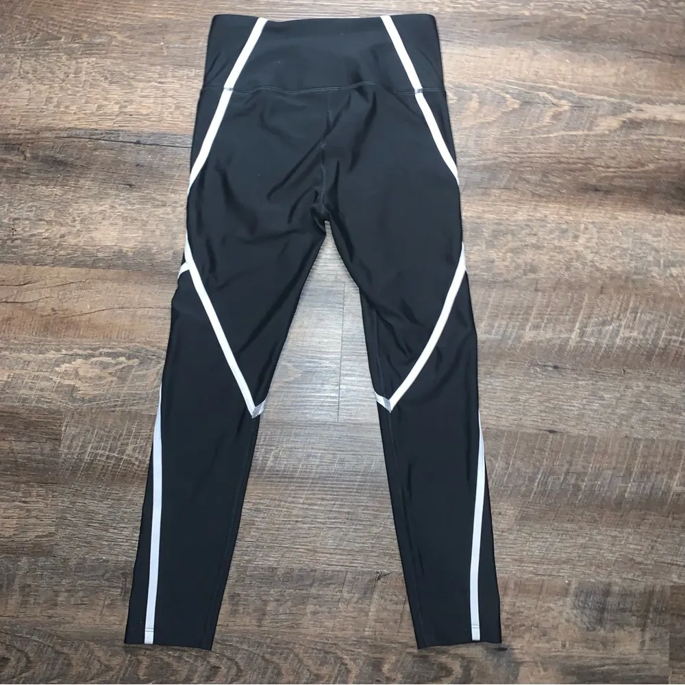 Under Armour Compression Black Leggings with White spiral detail Size Small - Image 3