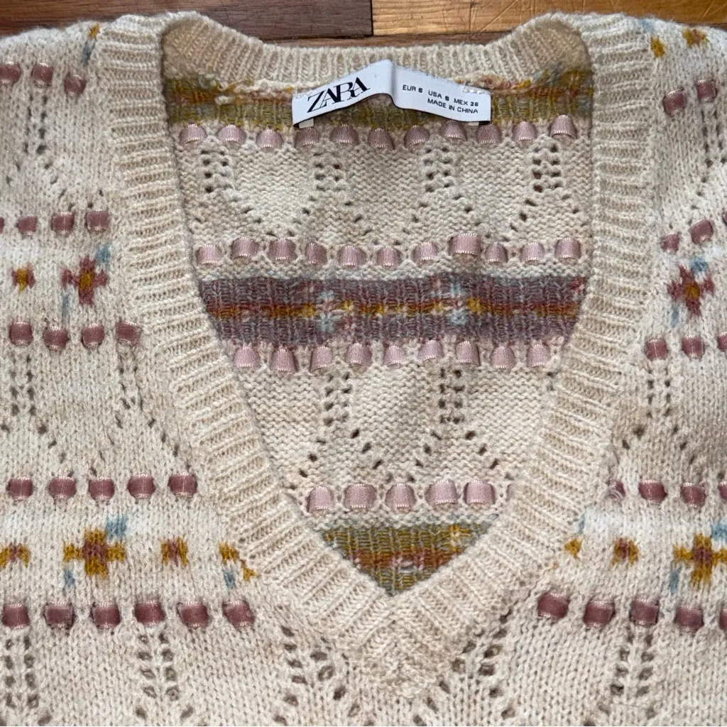 ZARA Floral Pattern Knit V-Neck Sweater size Small - Image 4