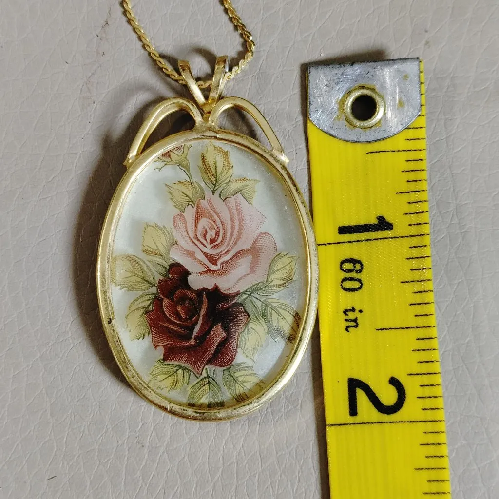 Roses Pendant Necklace 29 Inch Vintage Flowers Oval Pink Red Gold Tone Frame - Image 4