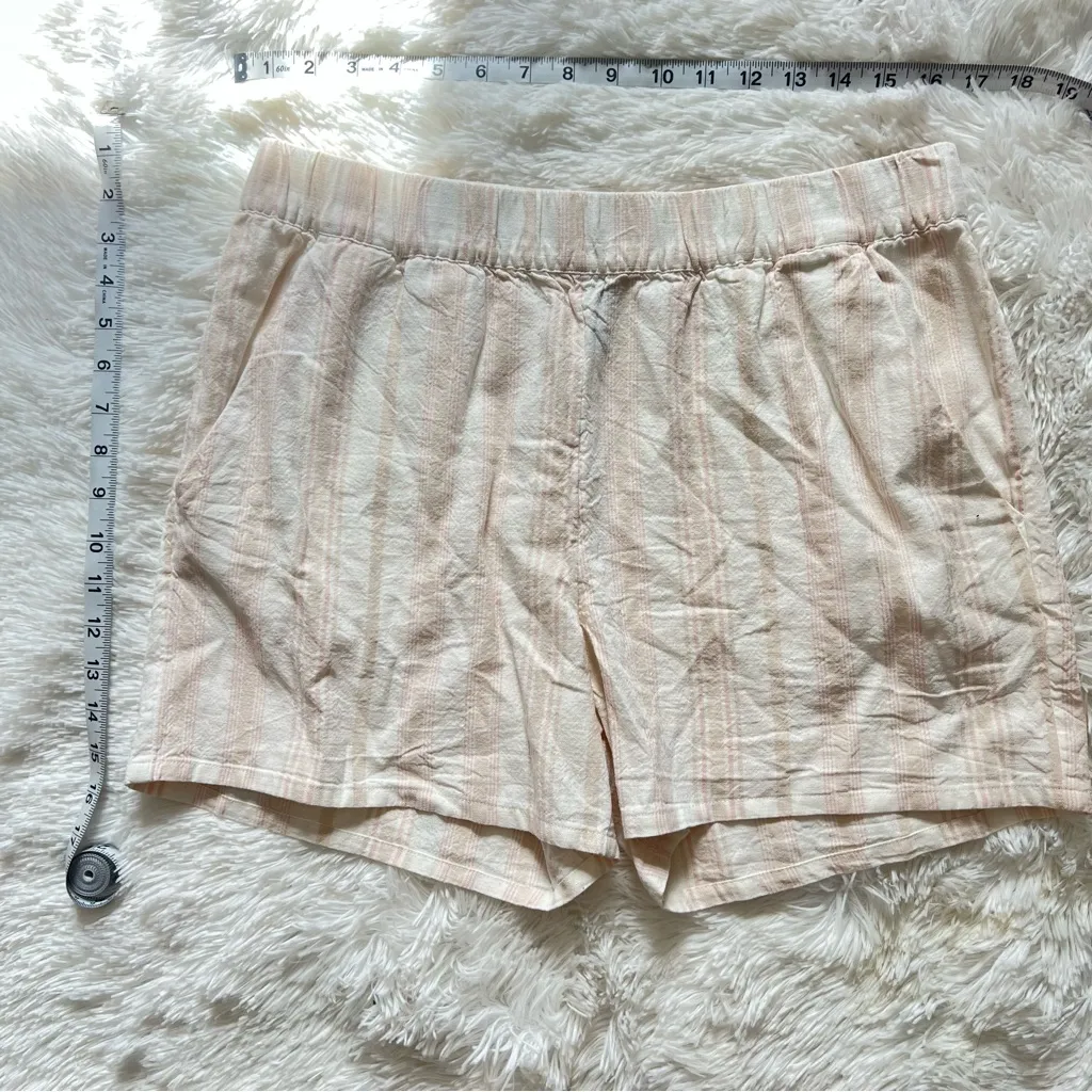 Divided H&M Women's Cream Shorts Size Medium - Image 6