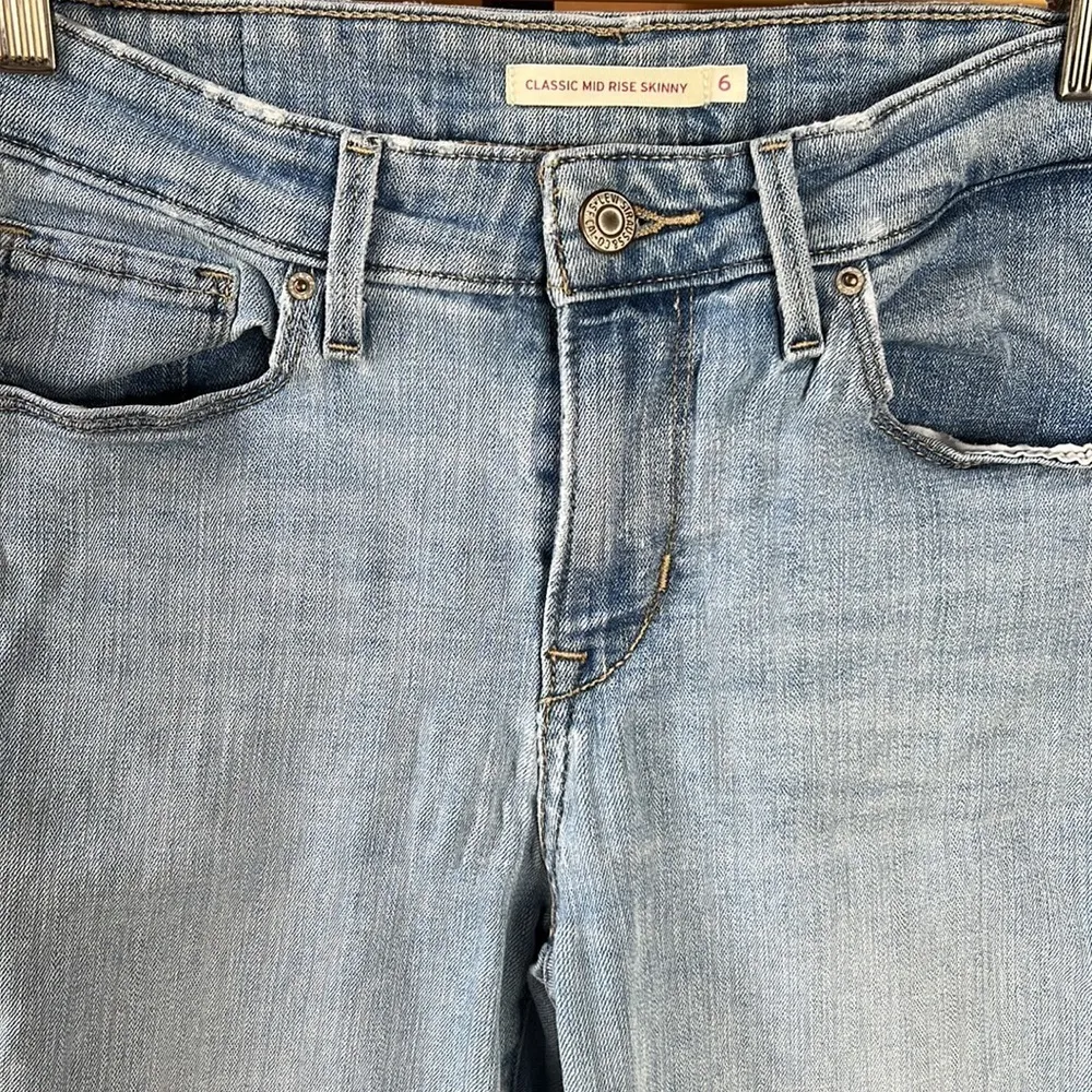 Levi’s Women's Classic Mid Rise Skinny Light Blue Jeans Size 6M W28 L30 - Image 5