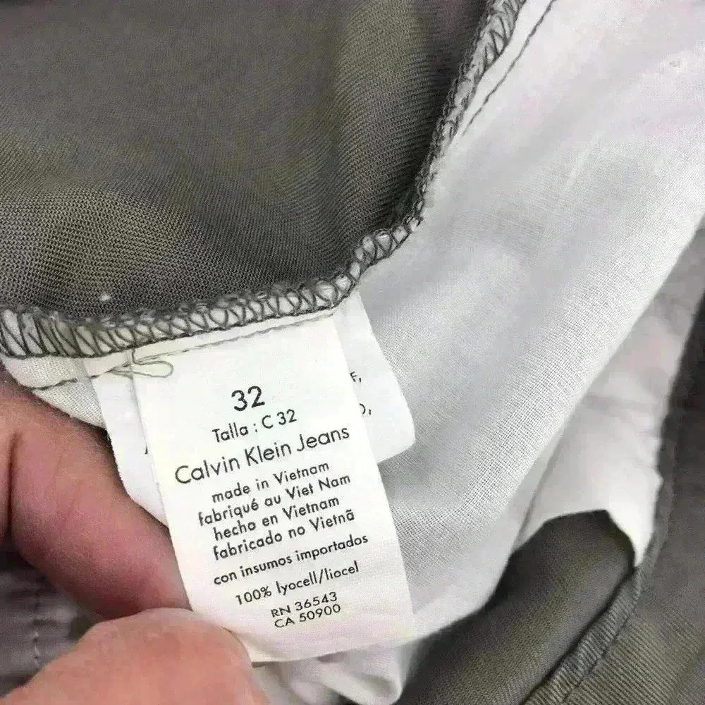 Calvin Klein Jeans Women's Smoked Pearl Casual Shorts Size 32‎ NWT - Image 7