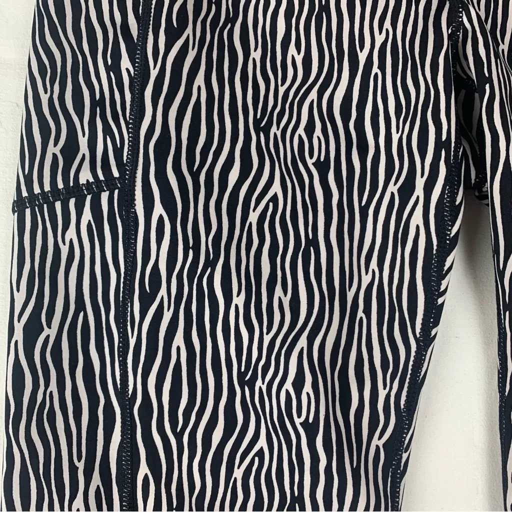 J. McLaughlin women's medium Black white Zebra Print Leggings pockets - Image 7