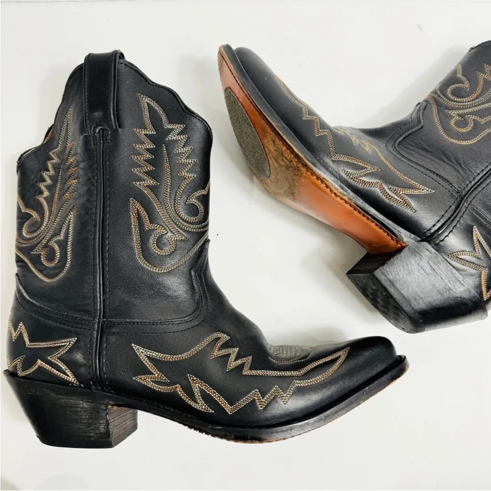 Santa Fe beautiful black with brown/ tan stitching EUC Size 8 - Image 5